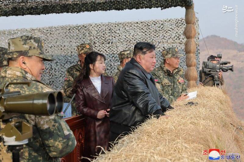 عکس/ بازدید رهبر کره شمالی و دخترش از رزمایش ارتش