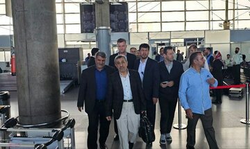 احمدی نژاد در فرودگاه تحصن کرد