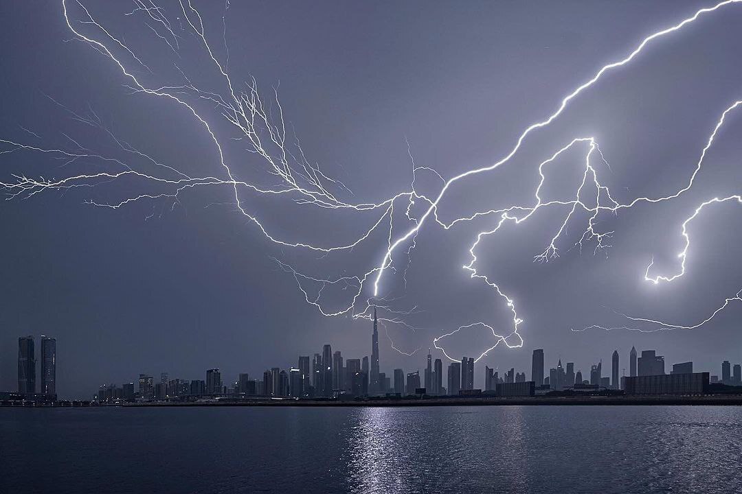 عکسی از رعد و برق در آسمان دوبی