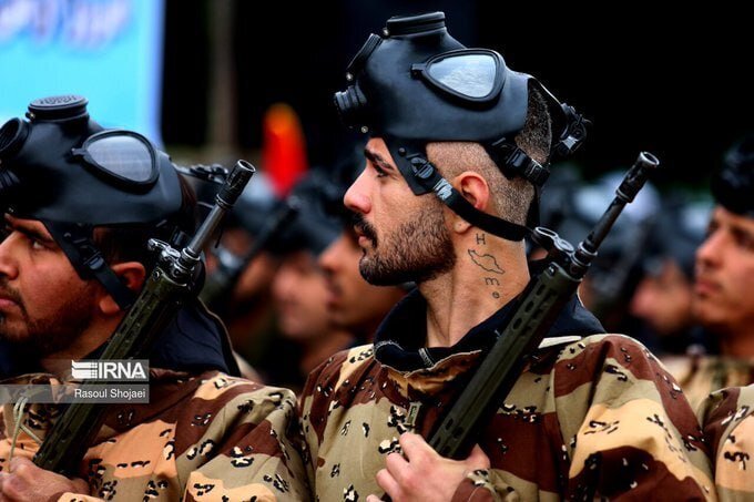 عکس/ تصویری از خالکوبی جالب یک سرباز در رژه نیروهای مسلح