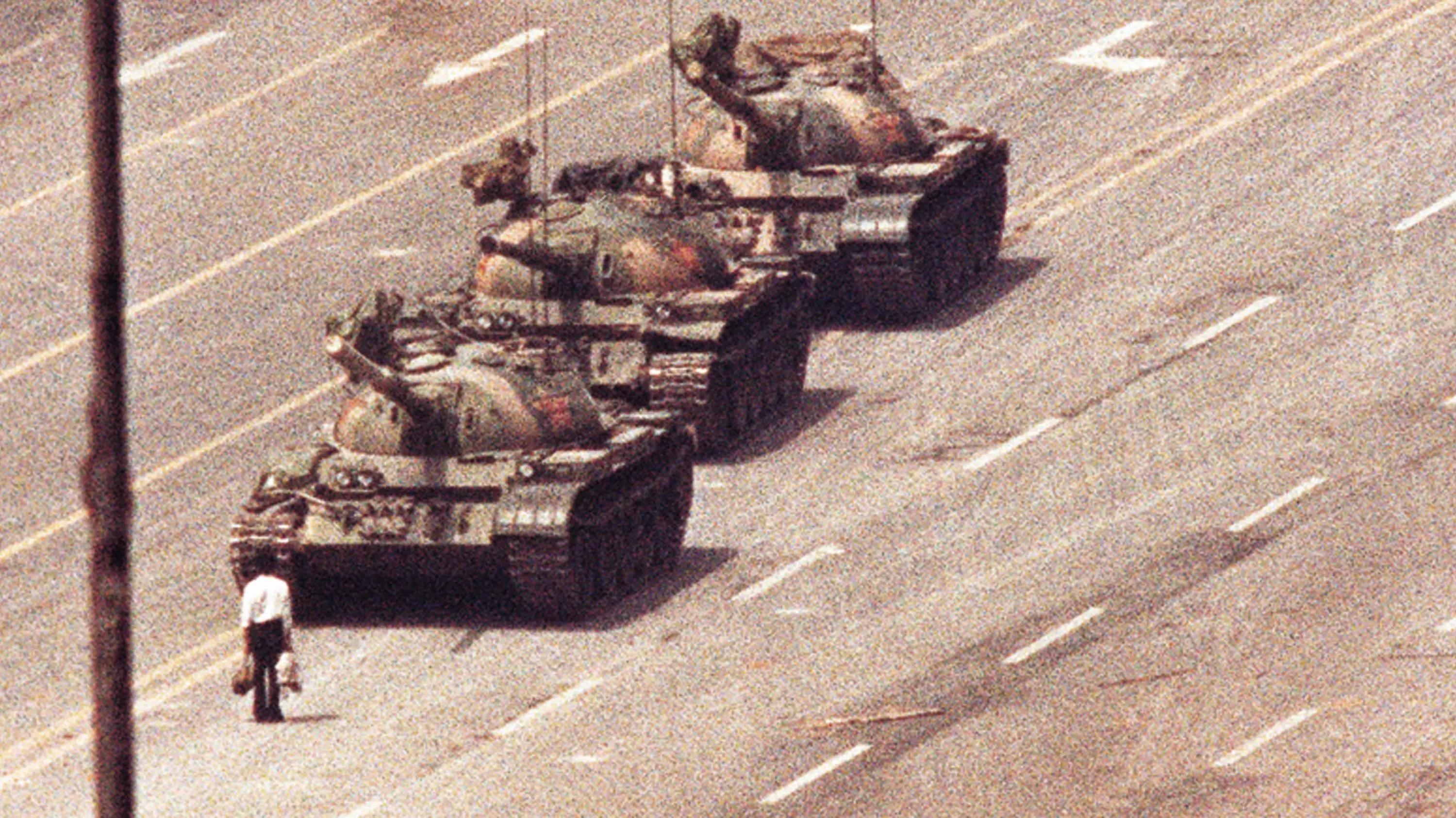 شجاعت یک مرد در برابر تانک‌های دشمن