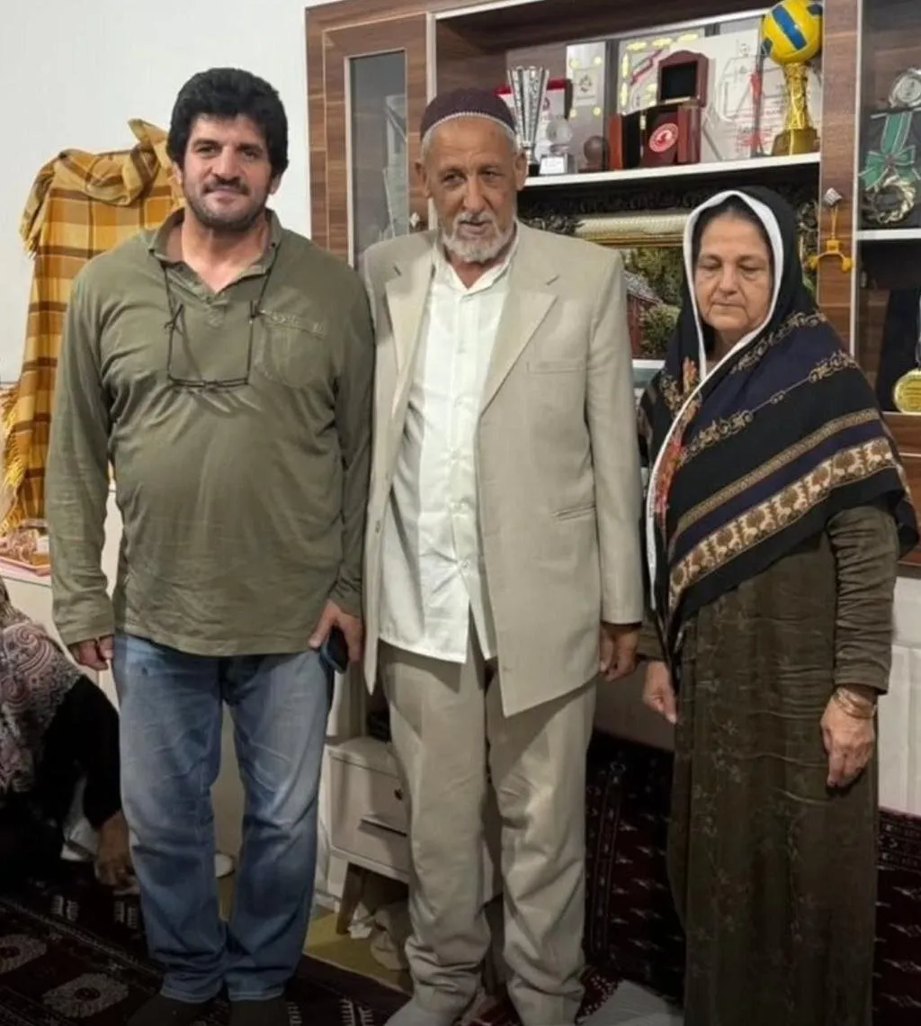 رسول خادم در کنار پدر و مادر صابر کاظمی