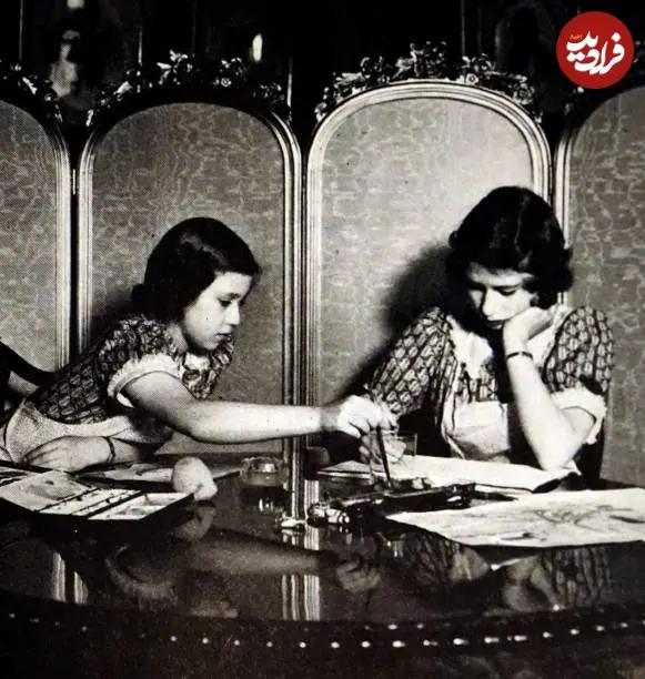 ملکه الیزابت دوم به همراه خواهرش