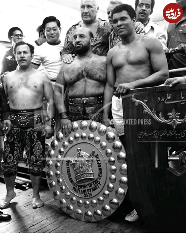 محمدعلی کلی در کنار شعبان بی مخ