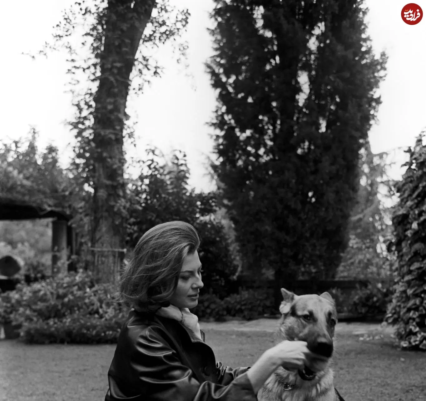 ثریا در حال بازی با سگش در باغ