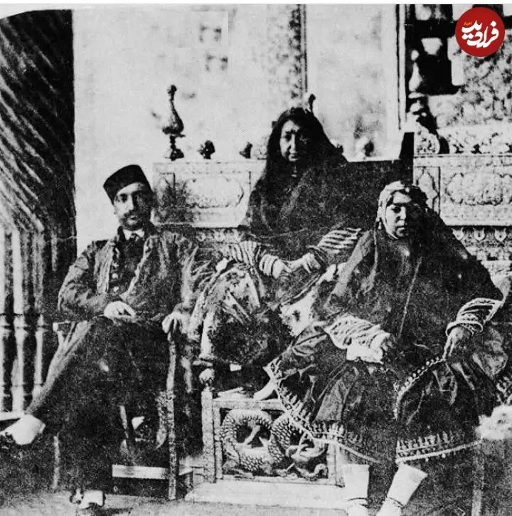 ناصرالدین شاه در کنار مادر و خواهرش