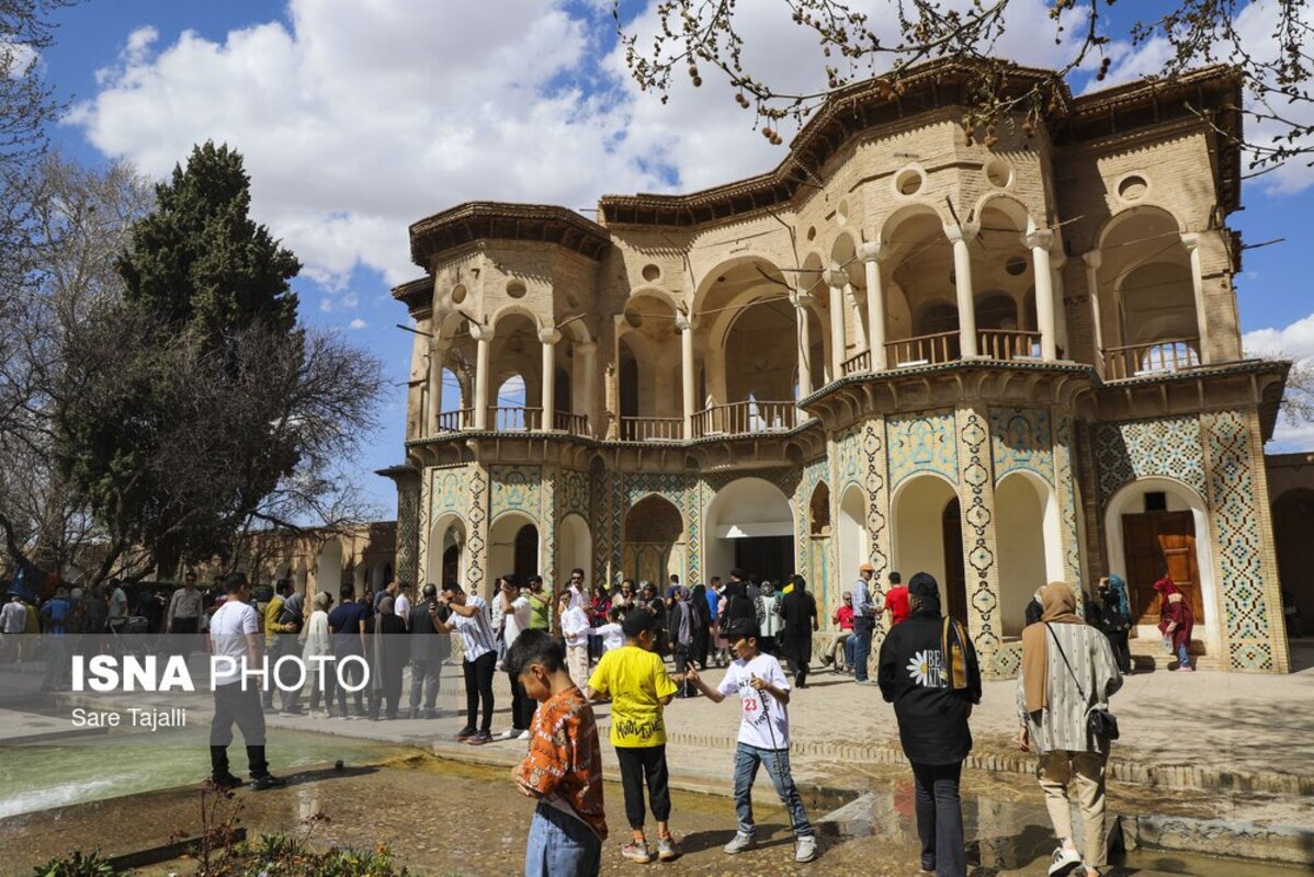 مسافران نوروزی در باغ شاهزاده کرمان