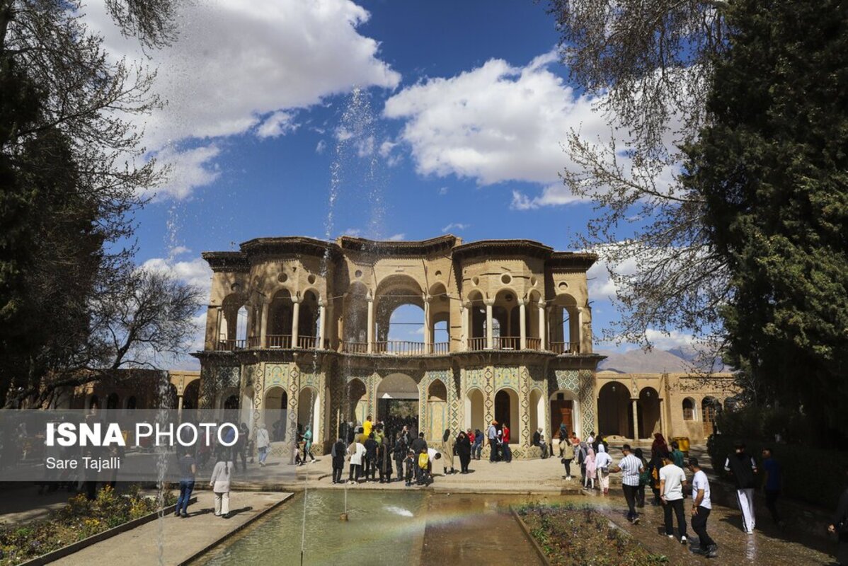 مسافران نوروزی در باغ شاهزاده کرمان