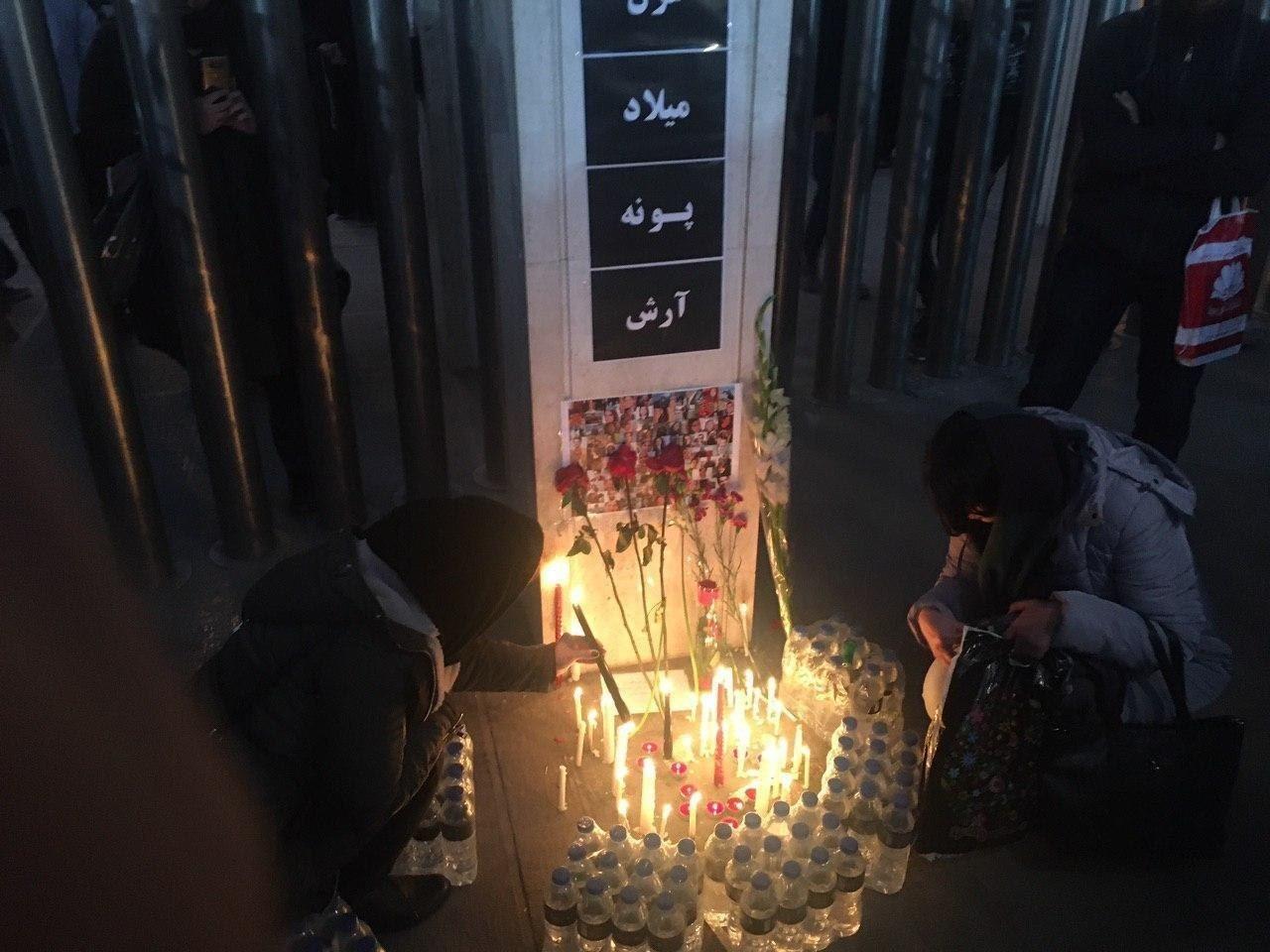 عکس/ روشن کردن شمع در دانشگاه امیر کبیر برای کشته شدگان حادثه هواپیما