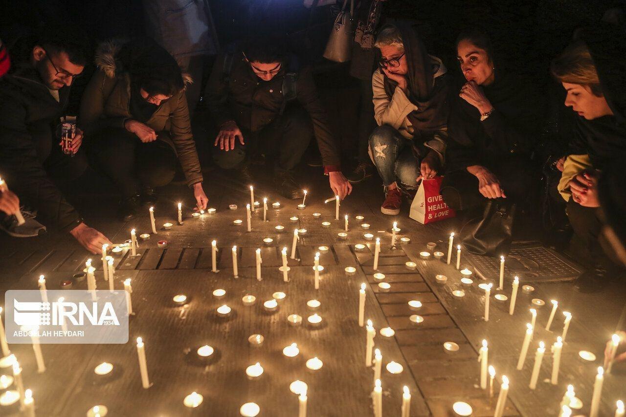 عکس/ روشن کردن شمع در دانشگاه امیر کبیر برای کشته شدگان حادثه هواپیما