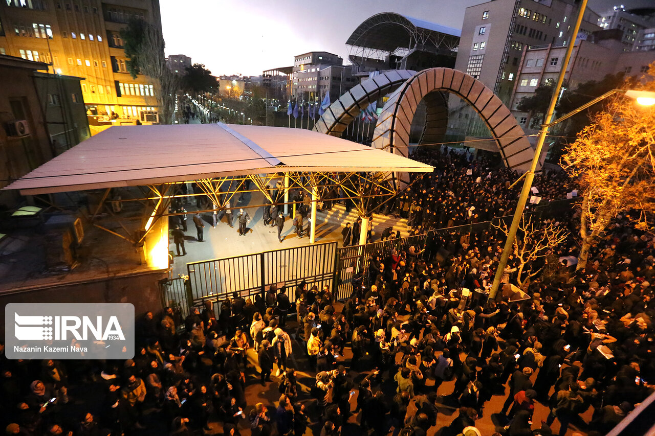 عکسی جالب از تجمع دیشب مقابل دانشگاه امیرکبیر تهران