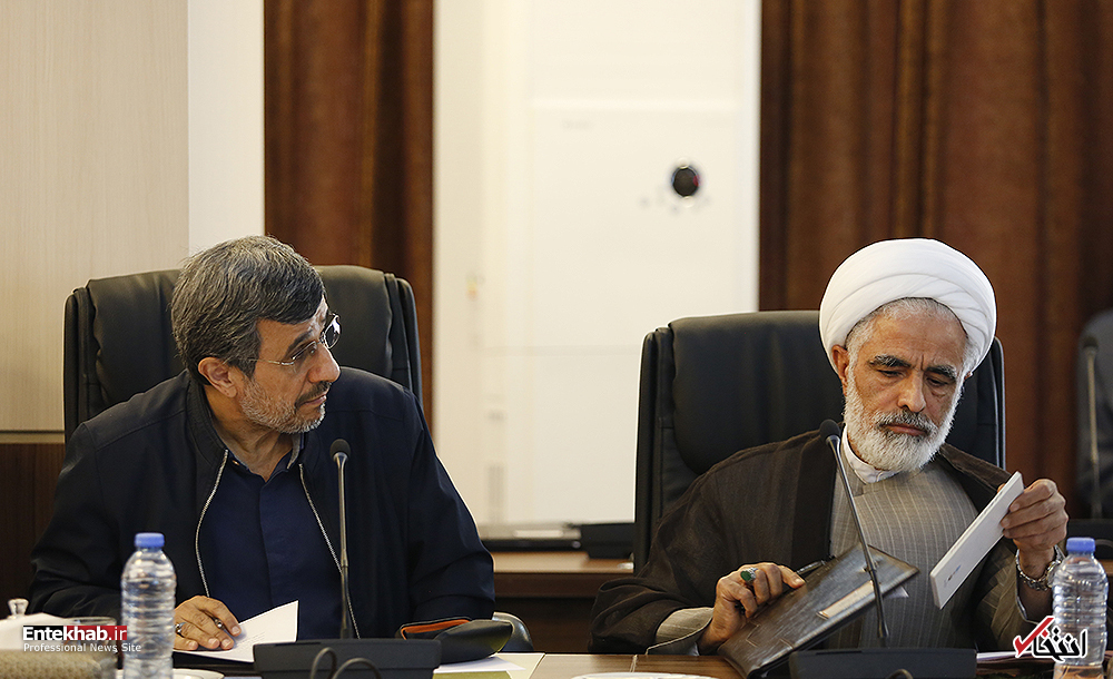 تعلیق عضویت احمدی‌نژاد در مجمع شایعه بود