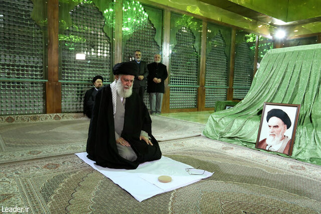 رهبر انقلاب در مرقد امام خمینی