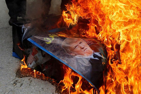 آتش زدن تصاویر ترامپ و نتیانیاهو در کرانه باختری