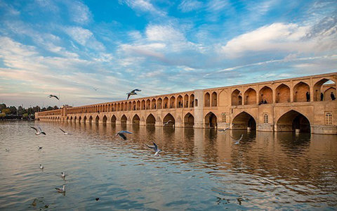 جاری شدن آب در زاینده‌رود