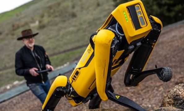 شغل‌های جدید سگ رباتیک اسپات؛ از بارکشی تا کار در تاسیسات نفتی+ویدئو
