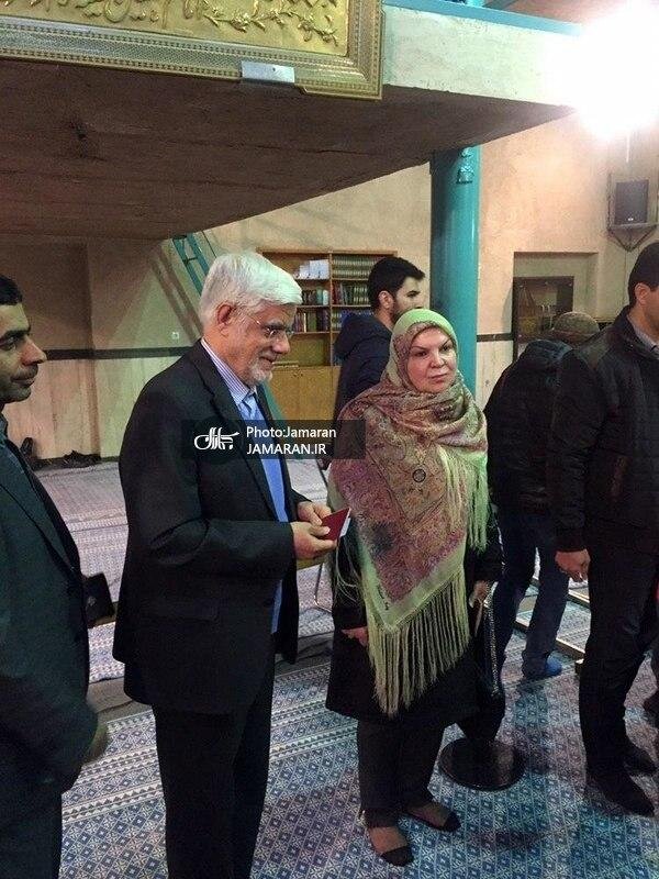 تصویری از عارف و همسرش، محسن هاشمی و ظریف در پای صندوق رأی