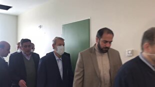 تصویری از حضور با ماسک علی لاریجانی در بیمارستان امام خمینی