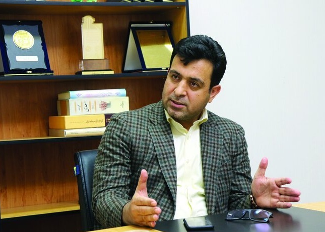 احمد اشتیاقی، مدیرعامل کارگزاری بانک آینده