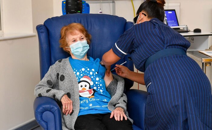 ژست خنده دار پیرزن ۱۰۰ ساله هنگام تزریق واکسن کرونا +عکس