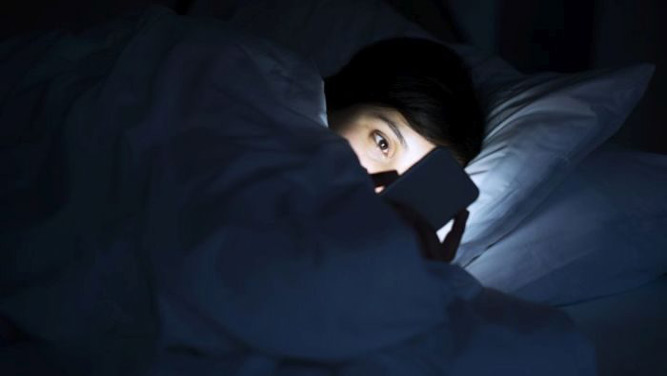 نور موبایل در شب چه آسیبی به چشم ها می زند؟