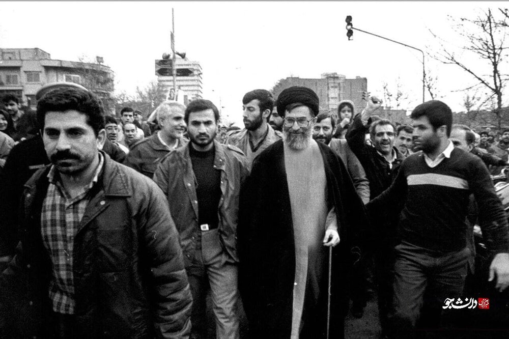 آیت‌الله خامنه‌ای در راهپیمایی ۲۲ بهمن در زمان ریاست جمهوری