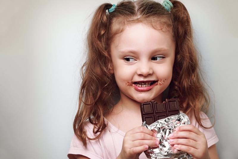 مضرات مصرف شکلات برای کودکان