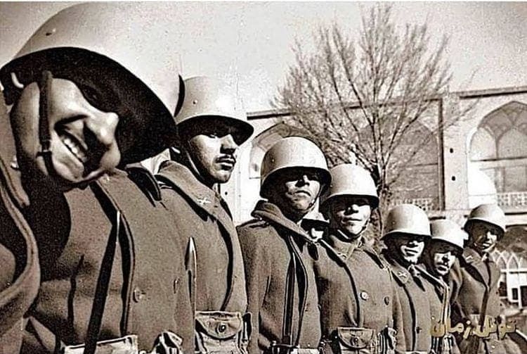 سلفی قدیمی سربازان دهه ۴۰ در میدان نقش جهان