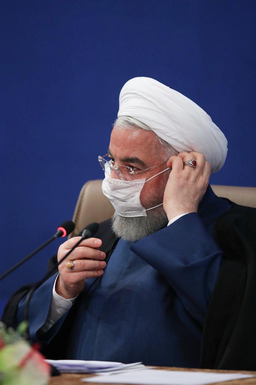 روحانی در حال زدن ماسک در جلسه هیات دولت