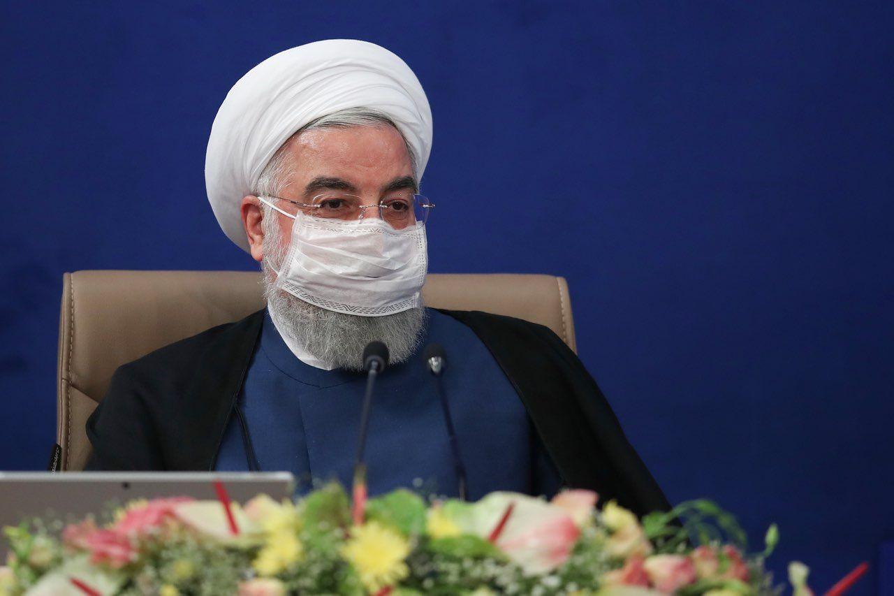 روحانی در حال زدن ماسک در جلسه هیات دولت