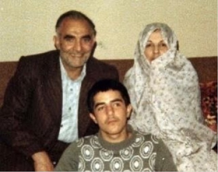 نوجوانی فرزاد حسنی در کنار پدر و مادرش