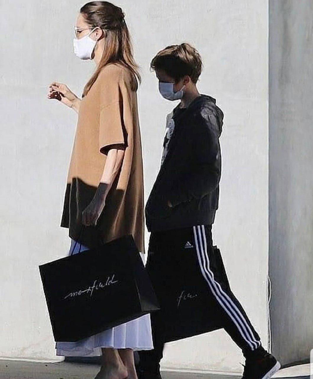 آنجلینا جولی و پسرش در حال خرید با ماسک