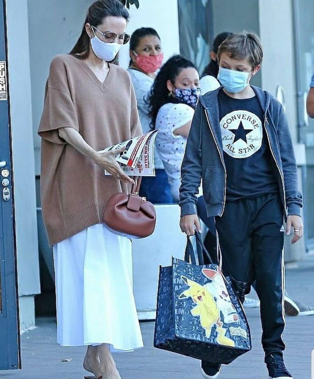آنجلینا جولی و پسرش در حال خرید با ماسک