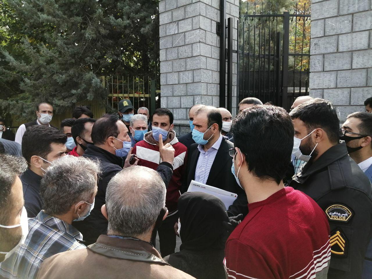 رئیس سازمان بورس در بین سهامداران معترض حاضر شد