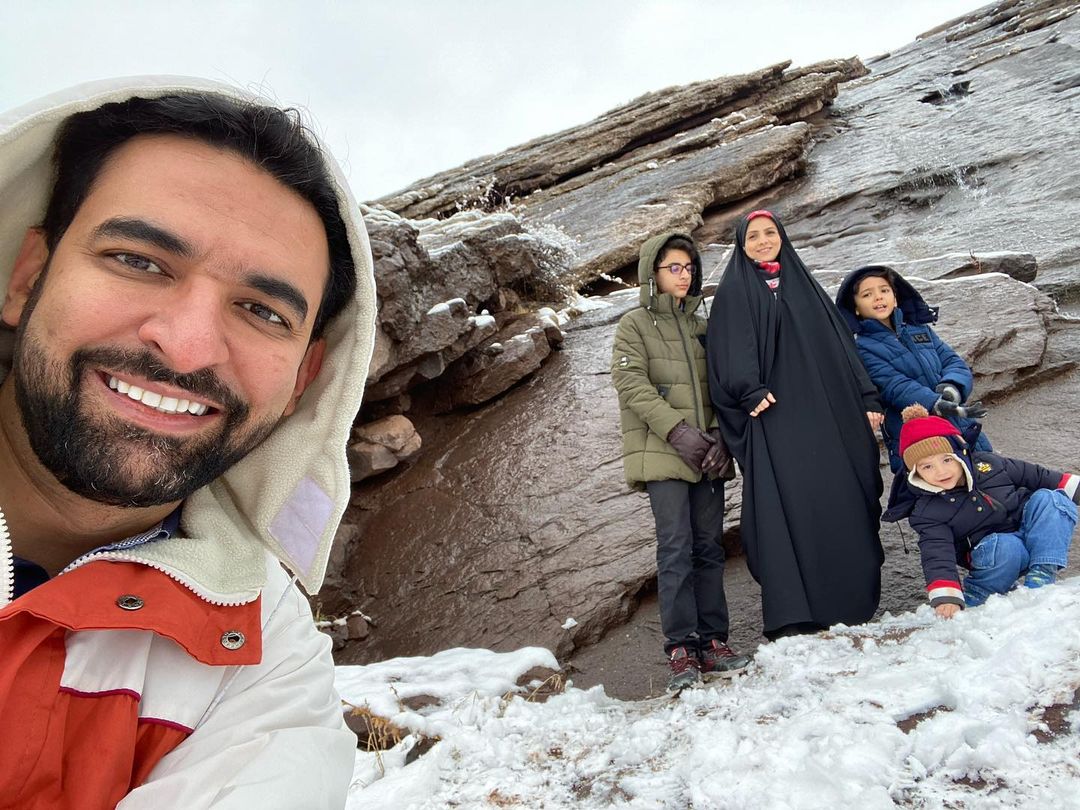 عکس آذری جهرمی و خانواده اش در کوهنوردی