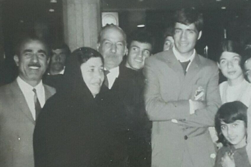 ناصر حجازی در کنار پدر و مادر