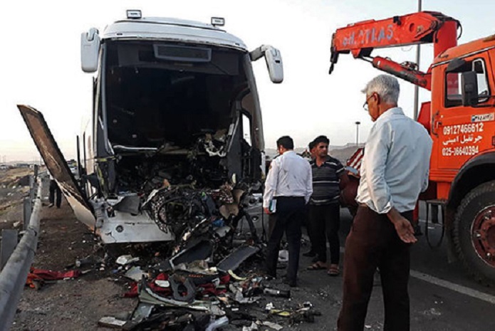 تصادف مرگبار اتوبوس با تریلی در اتوبان کاشان