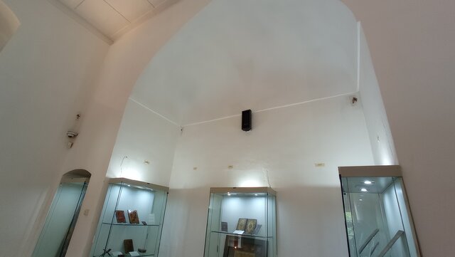 به نظر می رسد که متولیان برخی اماکن عمومی مانند موزه هنرهای تزئینی معاصر در اصفهان خانه بدون انجام خانه تکانی به استقبال نوروز رفته اند.