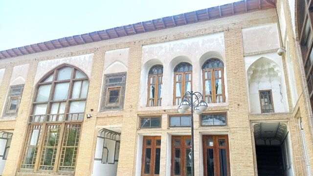 به نظر می رسد که متولیان برخی اماکن عمومی مانند موزه هنرهای تزئینی معاصر در اصفهان خانه بدون انجام خانه تکانی به استقبال نوروز رفته اند.