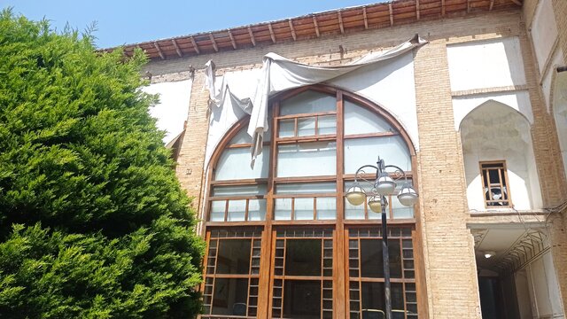 به نظر می رسد که متولیان برخی اماکن عمومی مانند موزه هنرهای تزئینی معاصر در اصفهان خانه بدون انجام خانه تکانی به استقبال نوروز رفته اند.