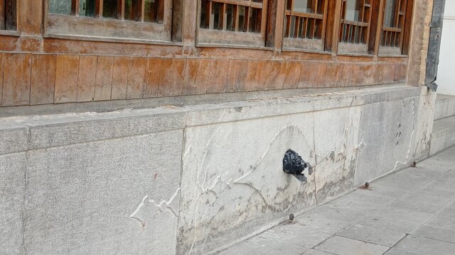 به نظر می رسد که متولیان برخی اماکن عمومی مانند موزه هنرهای تزئینی معاصر در اصفهان خانه بدون انجام خانه تکانی به استقبال نوروز رفته اند.