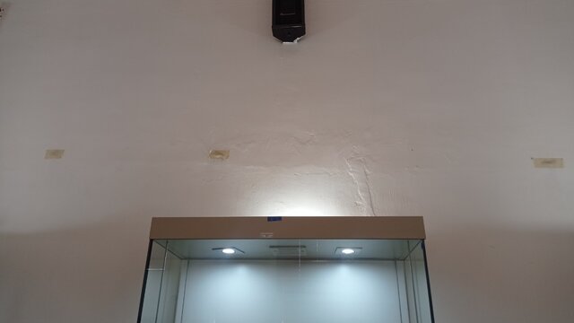 به نظر می رسد که متولیان برخی اماکن عمومی مانند موزه هنرهای تزئینی معاصر در اصفهان خانه بدون انجام خانه تکانی به استقبال نوروز رفته اند.