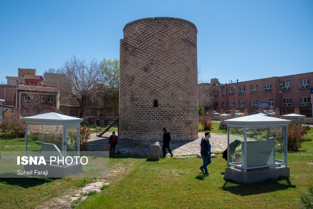 اواخر اسفند ۱۳۹۹ وضعیت شهر ارومیه نارنجی گزارش شده بود که این عامل باعث ممنوعیت سفر به این شهر در دوران سفر های نوروزی سال ۱۴۰۰ شد اما با این حال روند رو به رشد مبتلایان به کووید ۱۹ در این شهر موجب شده تا این شهر در هفته دوم فروردین در لیست شهر های قرمز کرونایی قرار بگیرد.