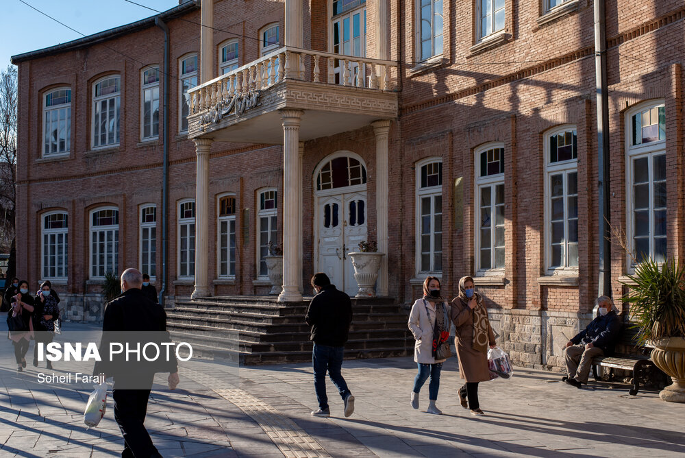 اواخر اسفند ۱۳۹۹ وضعیت شهر ارومیه نارنجی گزارش شده بود که این عامل باعث ممنوعیت سفر به این شهر در دوران سفر های نوروزی سال ۱۴۰۰ شد اما با این حال روند رو به رشد مبتلایان به کووید ۱۹ در این شهر موجب شده تا این شهر در هفته دوم فروردین در لیست شهر های قرمز کرونایی قرار بگیرد.