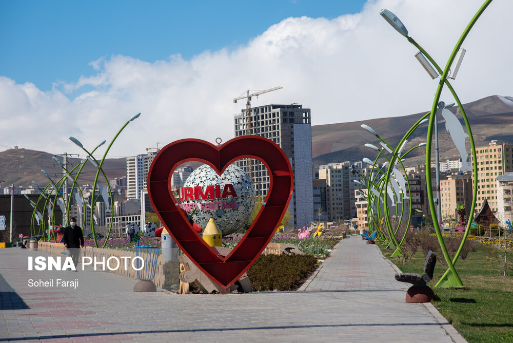 اواخر اسفند ۱۳۹۹ وضعیت شهر ارومیه نارنجی گزارش شده بود که این عامل باعث ممنوعیت سفر به این شهر در دوران سفر های نوروزی سال ۱۴۰۰ شد اما با این حال روند رو به رشد مبتلایان به کووید ۱۹ در این شهر موجب شده تا این شهر در هفته دوم فروردین در لیست شهر های قرمز کرونایی قرار بگیرد.