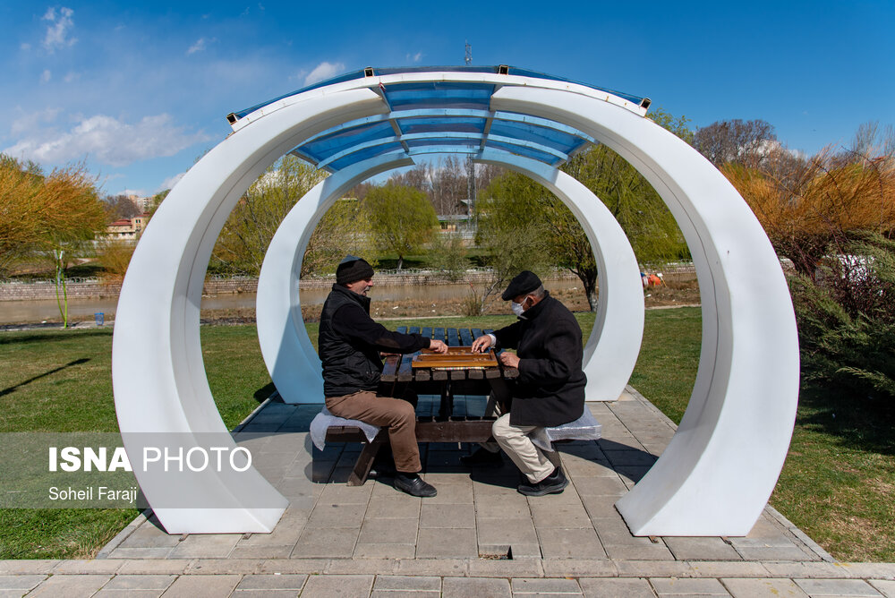 اواخر اسفند ۱۳۹۹ وضعیت شهر ارومیه نارنجی گزارش شده بود که این عامل باعث ممنوعیت سفر به این شهر در دوران سفر های نوروزی سال ۱۴۰۰ شد اما با این حال روند رو به رشد مبتلایان به کووید ۱۹ در این شهر موجب شده تا این شهر در هفته دوم فروردین در لیست شهر های قرمز کرونایی قرار بگیرد.
