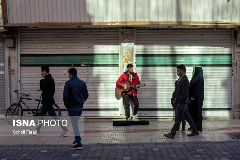 اواخر اسفند ۱۳۹۹ وضعیت شهر ارومیه نارنجی گزارش شده بود که این عامل باعث ممنوعیت سفر به این شهر در دوران سفر های نوروزی سال ۱۴۰۰ شد اما با این حال روند رو به رشد مبتلایان به کووید ۱۹ در این شهر موجب شده تا این شهر در هفته دوم فروردین در لیست شهر های قرمز کرونایی قرار بگیرد.