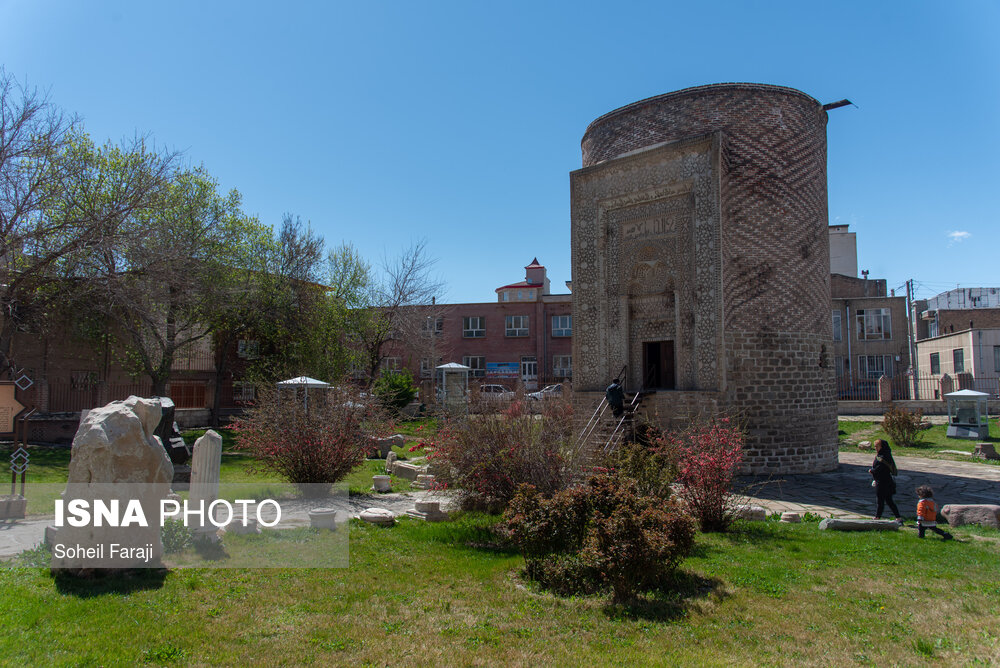 اواخر اسفند ۱۳۹۹ وضعیت شهر ارومیه نارنجی گزارش شده بود که این عامل باعث ممنوعیت سفر به این شهر در دوران سفر های نوروزی سال ۱۴۰۰ شد اما با این حال روند رو به رشد مبتلایان به کووید ۱۹ در این شهر موجب شده تا این شهر در هفته دوم فروردین در لیست شهر های قرمز کرونایی قرار بگیرد.
