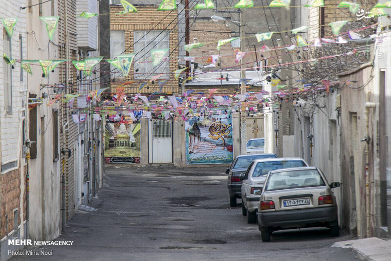 مردم تبریز در آستانه استقبال از جشن بزرگ نیمه شعبان با آذین بندی و چراغانی و نصب پرچم‌های امام زمان (عج) در قالب پویش مهدوی در محلات شهر تبریز به پیشواز این روز بزرگ رفتند.