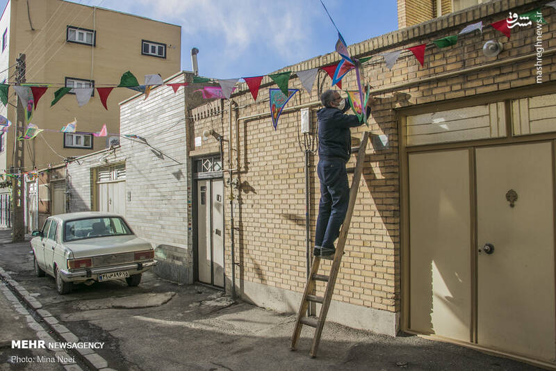 مردم تبریز در آستانه استقبال از جشن بزرگ نیمه شعبان با آذین بندی و چراغانی و نصب پرچم‌های امام زمان (عج) در قالب پویش مهدوی در محلات شهر تبریز به پیشواز این روز بزرگ رفتند.